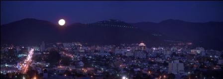 Vista nocturna de la ciudad de Salta